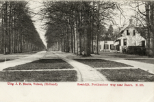 14085 Gezicht in de Amsterdamsestraatweg met rijen bomen te Soestdijk (gemeente Baarn) uit het zuidoosten; met rechts ...